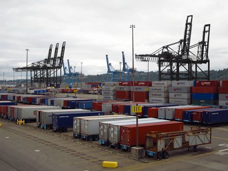 Téléchargez les photos : Terminal maritime dans le port - en image libre de droit