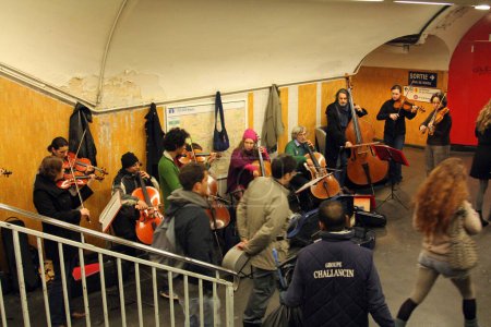 Téléchargez les photos : L'orchestre joue dans la station de métro à Paris - en image libre de droit