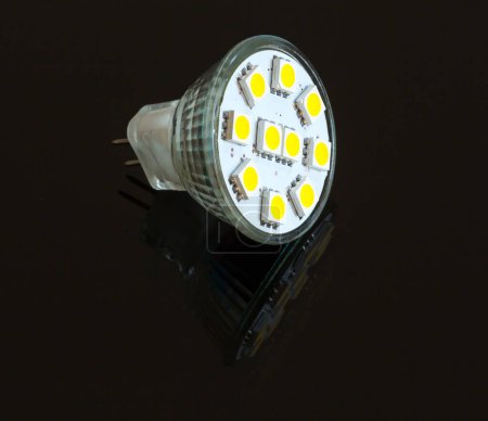 Téléchargez les photos : Ampoule LED allumée par le haut - en image libre de droit