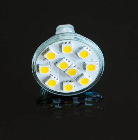 Téléchargez les photos : Ampoule LED allumée par le haut - en image libre de droit