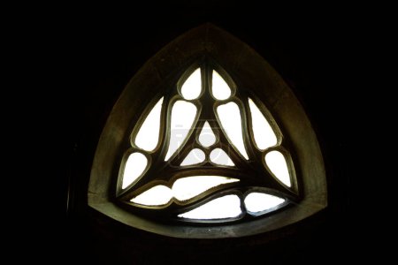 Téléchargez les photos : Fenêtre gothique sur le mur sombre - en image libre de droit