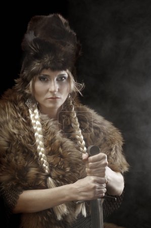 Téléchargez les photos : Portrait de femme en manteau de fourrure et chapeau posant en studio - en image libre de droit