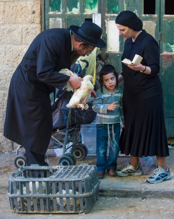 Téléchargez les photos : Enfants et adultes vêtus de vêtements juifs traditionnels - en image libre de droit