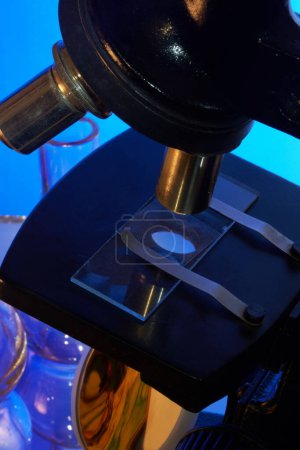 Foto de Microscopio y equipo de laboratorio de vidrio en la mesa - Imagen libre de derechos