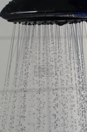 Foto de Cabezal de ducha con gotas de agua - Imagen libre de derechos