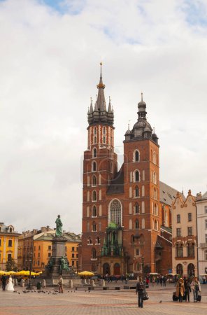 Téléchargez les photos : Eglise Sainte Marie sur la Place du Vieux Marché à Cracovie, Pologne - en image libre de droit