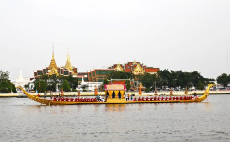 Téléchargez les photos : "Procession royale de péniche de Thaïlande à Chao Phraya River" - en image libre de droit