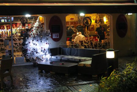 Téléchargez les photos : Café de nuit. Noël à Bayeux. Normandie, France - en image libre de droit