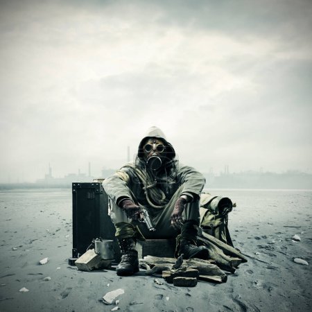 Foto de Concepto de desastre ambiental, hombre con máscara de gas en el paisaje apocalíptico - Imagen libre de derechos