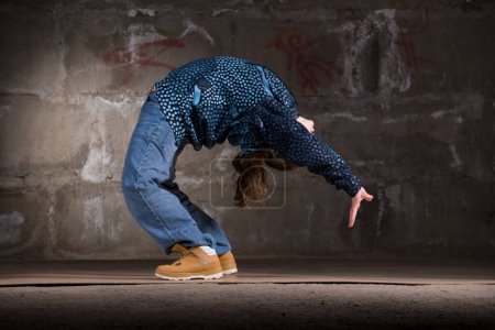 Foto de Bailarina de hip hop de estilo moderno sobre pared de ladrillo - Imagen libre de derechos