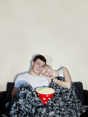Téléchargez les photos : "mignon couple regarder la télévision" - en image libre de droit