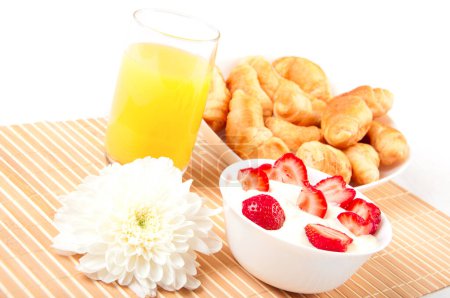 Foto de Desayuno con bayas, zumo de naranja y croissant - Imagen libre de derechos