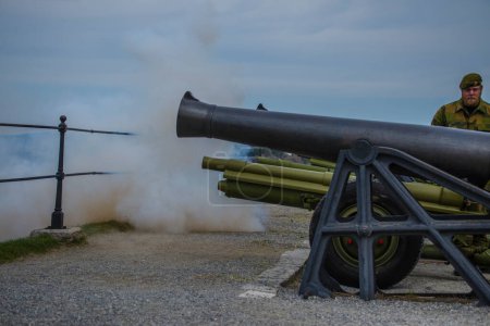 Foto de 8 de mayo, cañón saludo de Fredriksten fortaleza, el fuego - Imagen libre de derechos