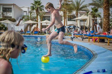 Téléchargez les photos : Garçon sautant dans la piscine - en image libre de droit