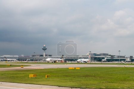 Foto de Aeropuerto Internacional de Changi, Singapur. Un disparo diurno. Concepto de aviación - Imagen libre de derechos