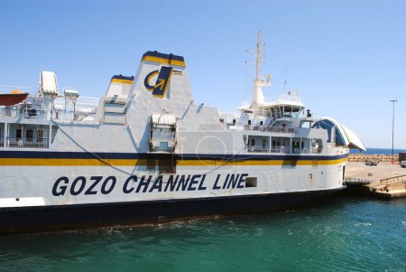 Téléchargez les photos : Gozo ferry sur le quai de la mer - en image libre de droit