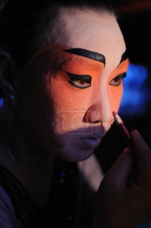 Téléchargez les photos : Opéra chinois maquillage sur fond, gros plan - en image libre de droit