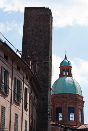 Foto de Torre y cúpula Asinelli en Bolonia - Imagen libre de derechos
