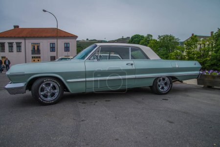 Téléchargez les photos : Gros plan de 1963 chevrolet impala ss convertible - en image libre de droit