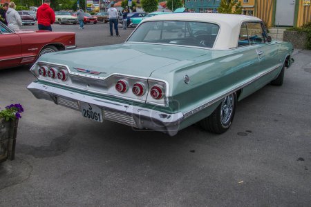 Téléchargez les photos : Gros plan de 1963 chevrolet impala ss convertible - en image libre de droit