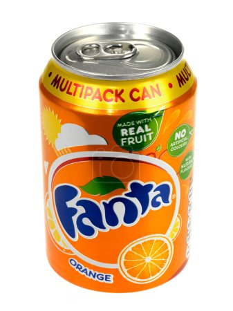 Téléchargez les photos : Fanta Orange boisson sur fond blanc - en image libre de droit