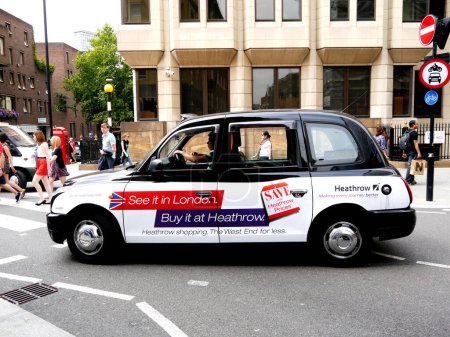 Téléchargez les photos : Taxi Londres dans la rue - en image libre de droit