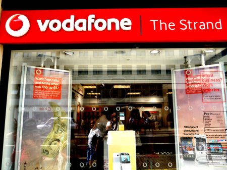 Téléchargez les photos : Vodafone Shop dans la rue à Londres - en image libre de droit