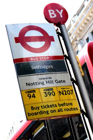 Téléchargez les photos : London Bus Stop Selfridges - en image libre de droit
