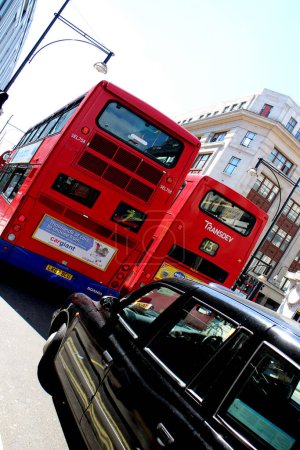 Téléchargez les photos : Bus Londres et taxi noir Oxford Street - en image libre de droit