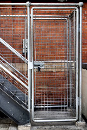 Téléchargez les photos : Clôture de sécurité d'escalier de près - en image libre de droit