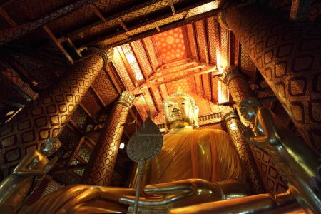 Téléchargez les photos : Statue de bouddha dans le temple - en image libre de droit