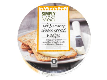 Téléchargez les photos : Tartinade de fromage à pâte molle sur fond blanc - en image libre de droit
