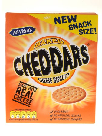 Téléchargez les photos : Biscuits au fromage cheddars sur fond blanc - en image libre de droit
