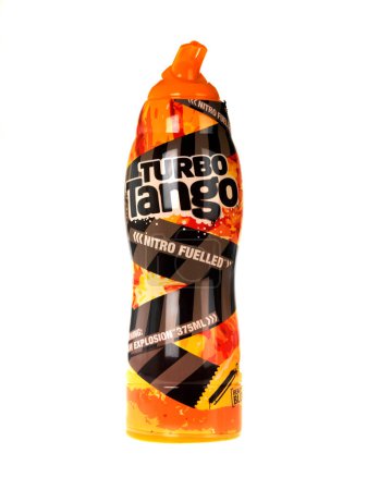 Téléchargez les photos : Bouteille de Turbo Tango Drink sur fond blanc - en image libre de droit