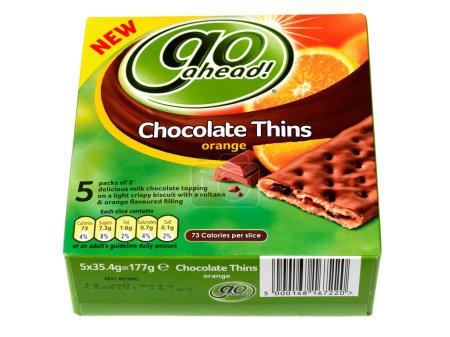 Téléchargez les photos : Aller de l'avant Chocolat Orange Thin Snack Bars sur fond blanc - en image libre de droit