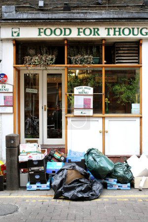 Téléchargez les photos : Rue des ordures dans la rue de la ville en Grande-Bretagne - en image libre de droit