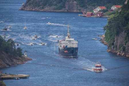 Téléchargez les photos : Nrk naviguent avec l'ancien ms ragnvald jarl, dans ringdalsfjord - en image libre de droit