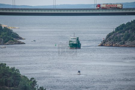 Téléchargez les photos : Navires de charge dans le fjord annulaire sur fond de nature - en image libre de droit