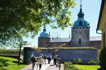 Téléchargez les photos : Entrée du château de Kalmar avec touristes - en image libre de droit