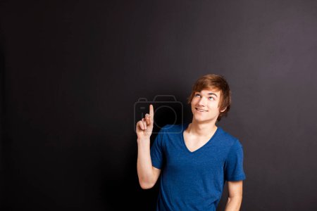 Téléchargez les photos : Jeune homme sur un tableau de craie - en image libre de droit