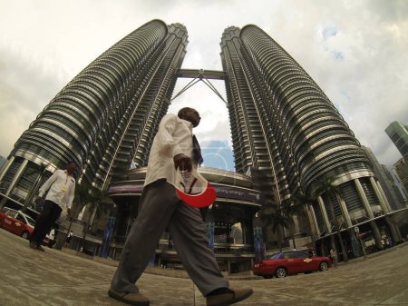 Téléchargez les photos : Petronas Towers Kuala Lumpur. Voyager à travers l'Asie concept - en image libre de droit