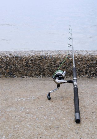 Téléchargez les photos : Manche canne et bobine pour la pêche en eau salée - en image libre de droit