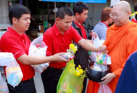 Téléchargez les photos : Les moines bouddhistes reçoivent une offrande de nourriture des gens le matin - en image libre de droit