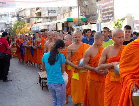 Téléchargez les photos : Les moines bouddhistes et les gens dans la rue à la foi espèrent festival d'amour. Thaïlande - en image libre de droit