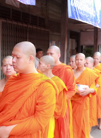 Téléchargez les photos : Les moines bouddhistes et les gens dans la rue à la foi espèrent festival d'amour. Thaïlande - en image libre de droit