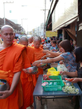 Foto de Los monjes budistas y la gente en la calle en la fe esperan el festival del amor. Tailandia - Imagen libre de derechos