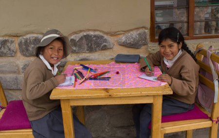 Téléchargez les photos : Des écoliers péruviens à table - en image libre de droit
