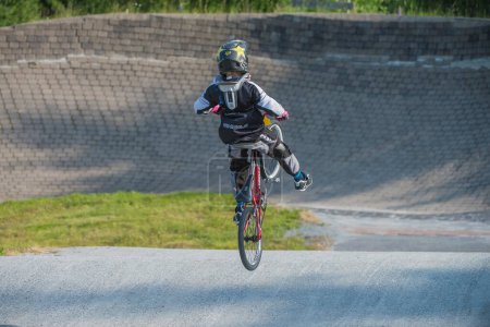 Téléchargez les photos : Cycliste garçon formation sur bmx - en image libre de droit
