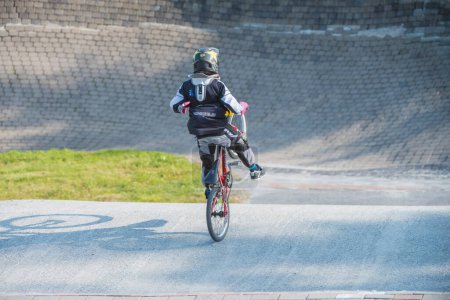 Foto de Ciclista chico entrenamiento en bmx - Imagen libre de derechos