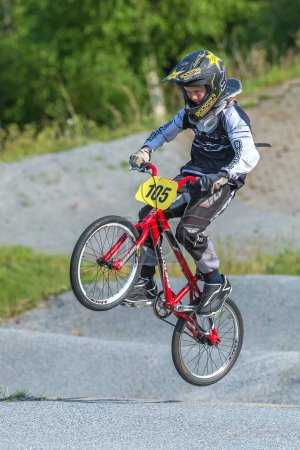 Foto de Ciclista chico entrenamiento en bmx - Imagen libre de derechos